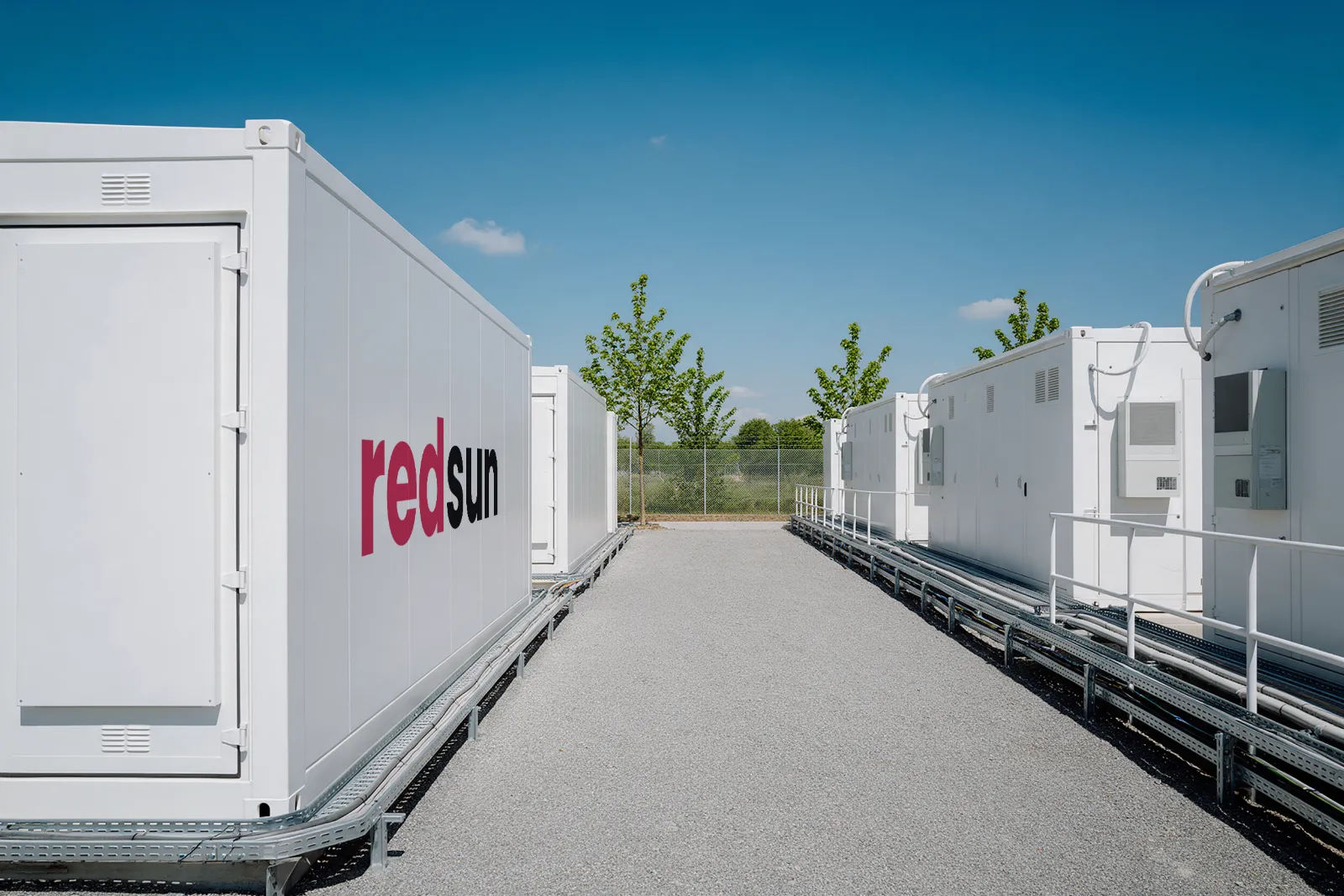 Reihen von Großbatteriespeichern in Containern